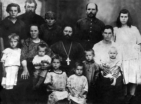 Иерей Михаил Пятаев с семьей и прихожанами